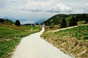 serein Montagne chemin par Lac bourget, bauges massif photo