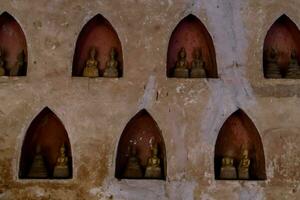 Bouddha statues sur le mur de une temple photo