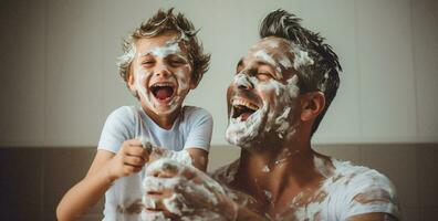 souriant crème famille ensemble Matin l'eau enfance père les enfants adorable papa salle de bains photo