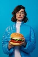 Hamburger femme concept grillé art repas bleu Fast food chignon graisse Jaune Burger vite main photo