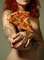 nourriture fromage délicieux Jaune italien Pizza en mangeant faim main tranche repas photo