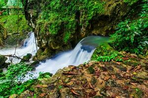 incroyable cascade dans le forêt à tao lanière cascade, phang-nga, Thaïlande. photo