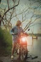 magnifique femme équitation petit enduro moto à terrain Piste photo