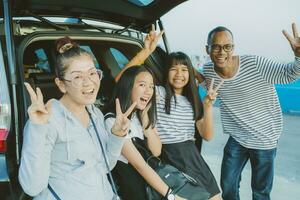 bonheur émotion de asiatique famille prise une photographier à vacances en voyageant destination photo