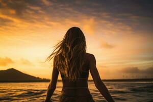 magnifique fille dans bikini sur le plage à le coucher du soleil. vacances concept, femelle surfeur arrière vue dans mer à coucher de soleil, Oahu, Hawaii, uni États de Amérique, ai généré photo