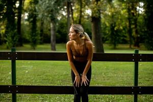 jolie Jeune femme repos après Extérieur formation photo