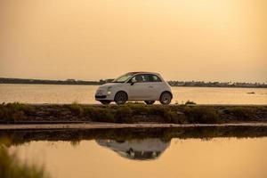 voiture de location dans le parc naturel de ses salines à formentera, espagne photo