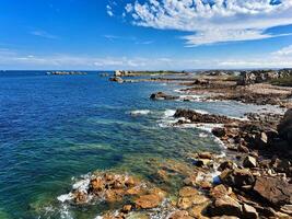 serein été paysage rocheux littoral et mer sur bréhat île, bretagne, France photo