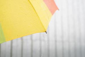 gros plan sur une partie parapluie colorée avec des gouttes de pluie photo