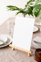 menu ou support pour livret sur table de restaurant avec bouquet tropical photo