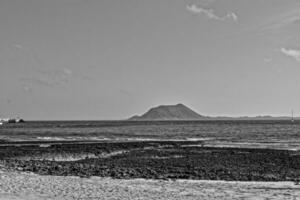 vue de le plage et bleu océan sur le canari île fuerteventura dans Espagne photo