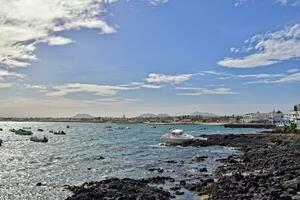 vue de le plage et bleu océan sur le canari île fuerteventura dans Espagne photo