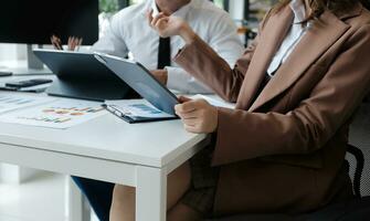 documents d'affaires, auditeur femme d'affaires vérifiant le document de recherche juridique préparer des documents ou un rapport pour analyse temps d'impôt, documents comptables données contrat partenaire traiter au bureau du lieu de travail photo