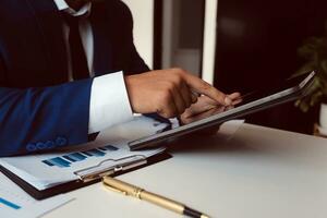 documents d'affaires, auditeur femme d'affaires vérifiant le document de recherche juridique préparer des documents ou un rapport pour analyse temps d'impôt, documents comptables données contrat partenaire traiter au bureau du lieu de travail photo