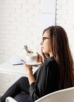 femme d'affaires travaillant au bureau buvant du thé ou du café