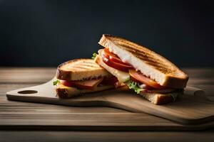 grillé sandwich avec fromage et tomate sur en bois Coupe planche. généré par ai photo