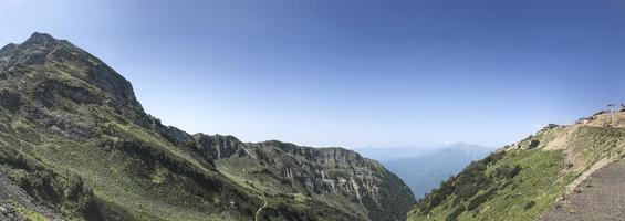 beau panorama d'été dans les montagnes du caucase. roza khutor, russie photo