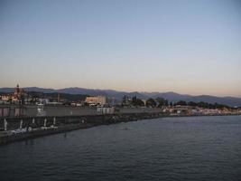 coucher de soleil sous le front de mer de la ville d'adler photo