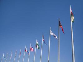 ville d'adler, russie - août 2019, drapeaux des pays du monde sur des mâts de drapeau dans le parc olympique