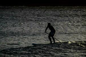 surfant dans le mer photo