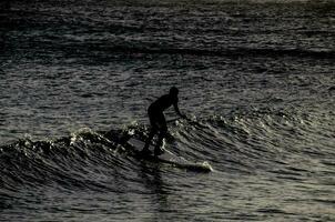 surfant dans le mer photo