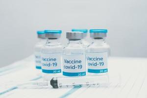 maladie vaccinale covid-19 préparant le tir de vaccination photo