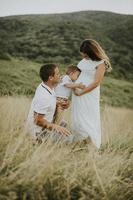 jeune famille avec mignon petit garçon s'amusant à l'extérieur sur le terrain photo