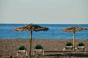 chaises et parapluies sur le plage photo