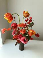 une vase avec fleurs sur une table photo