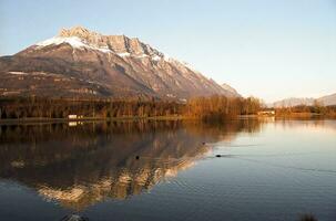 serein beauté bleu Lac dans savoie avec neige plafonné montagnes photo