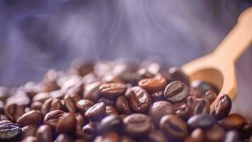 café des haricots grillage avec fumée, sélectif se concentrer, et doux se concentrer. photo