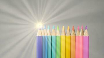 Couleur crayon avec lumière, pastel Couleur et lumière du soleil, Bureau et école équipement, éducation et inspiration concept. photo