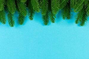 vue de dessus de fond coloré fait de branches de sapin vert. concept de vacances du nouvel an avec espace de copie photo