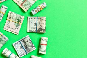 Pile de cent billets d'un dollar américain sur fond coloré haut wiev avec copie espace pour votre texte dans le concept financier photo