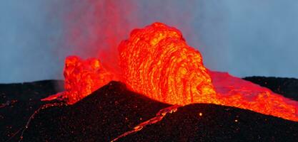 volcanique éruption lave Matériel rouge lave chaud magma photo