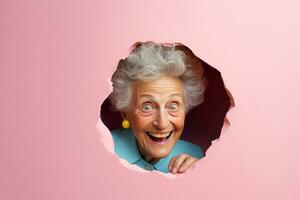 une Sénior femme sourit contre une pastel Contexte avec des trous dans La publicité style photo