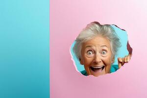 une Sénior femme sourit contre une pastel Contexte avec des trous dans La publicité style photo