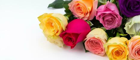bouquet de fleurs multi coloré des roses sur une blanc Contexte fleurs représentant l'amour photo