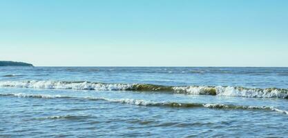 calme océan vagues sur une clair journée mer et horizon image de mer vagues et ciel photo