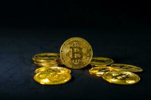 d'or bitcoins, bitcoin dans le milieu de cercle de empiler sur foncé bleu Contexte. crypto devise concept. photo