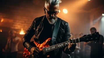 Roche Sénior musicien en jouant sur électrique guitare. la musique concept. photo