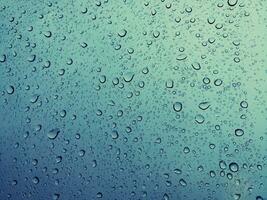 magnifique gouttes de pluie sur une fenêtre, gouttes de pluie ou vapeur creux sur le verre, abstrait de gouttes de pluie sur le miroir avec une coloré Contexte. gouttes de l'eau - image photo