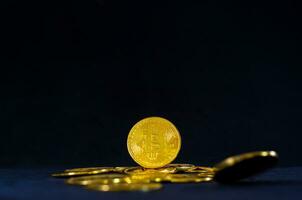 d'or bitcoins, bitcoin dans le milieu de cercle de empiler sur foncé bleu Contexte. crypto devise concept. photo
