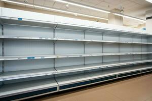 nourriture pénurie. vide supermarché étagères. génératif ai photo