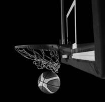 basketball Balle chute dans le panier sur une noir Contexte photo