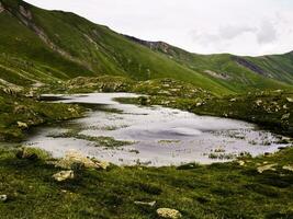 serein alpin Lac au milieu de savoie montagnes Saint Sorlin d'Arves paysage photo