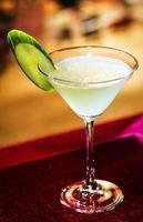 concombre et citron vert martini cocktail cocktail verre à l'intérieur d'un bar confortable photo