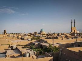Tours à vent sur les toits du centre-ville et vue sur le paysage de la vieille ville de Yazd en Iran photo