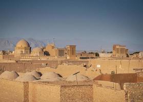 Tours à vent sur les toits du centre-ville et vue sur le paysage de la vieille ville de Yazd en Iran photo