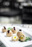 Oeufs de caille écossais bio gourmet plat de collation de démarrage moderne sur table photo